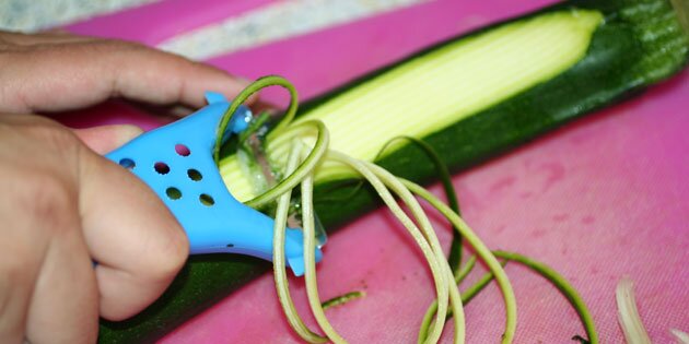 Brug gerne et mandolin- eller juliennejern.