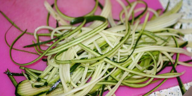 Squashen skåret i fine strimler.