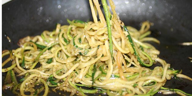 Squashpastaen steges kort inden servering med kylling og pesto.