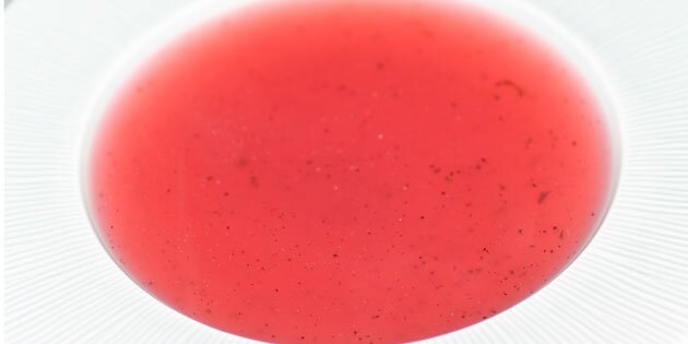 Suppen har en skøn, rød kulør.