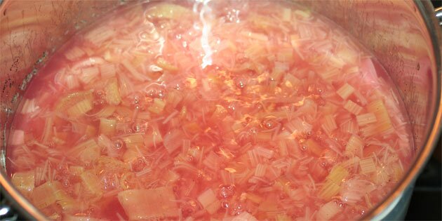 Rabarberne bringes i kog.