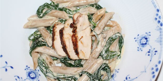 Cremet pasta med saftig kylling og grønne ramsløg.