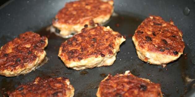 Gyldne fiskefrikadeller med havregryn og en sprød overflade.