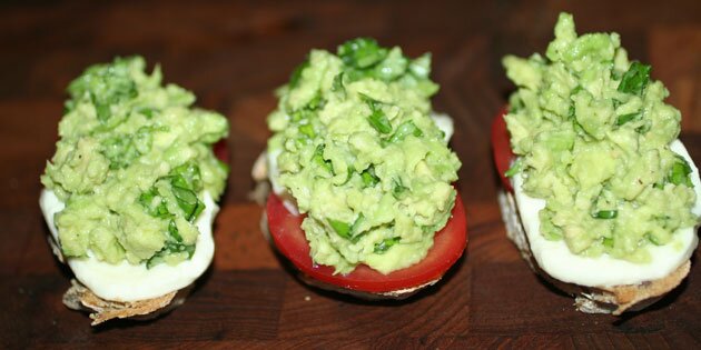 Bruschetta med avocado og en frisk, lysegrøn kulør.