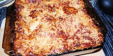 God lasagne med kraftfuldt fyld og smeltet ost på toppen.