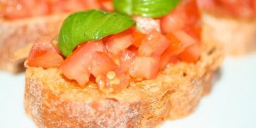 Tomaternes kvalitet er meget afgørende for bruschettaernes smag, så sørg for at bruge nogle ordentlige.