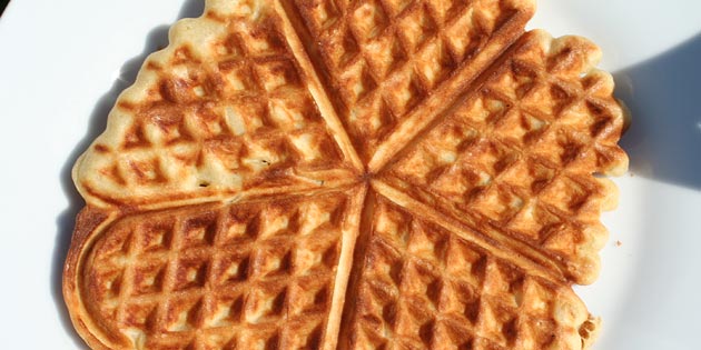 Med æg og øl bliver vaflerne sprøde og luftige.