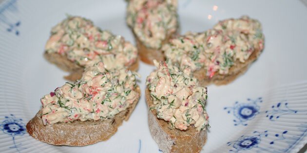 5 bruschettas anrettet på en tallerken.