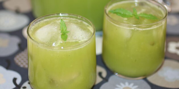 Mynte og agurk giver juicen en flot farve.