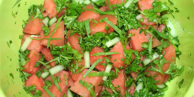 Nem vandmelonsalat med agurk, mynte og friske farver.