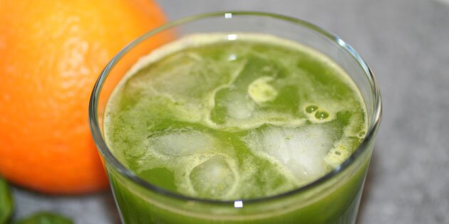 Læskende, grøn juice, her serveret med isterninger.