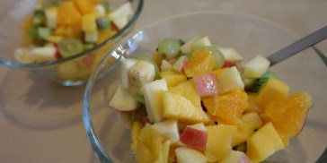 Gør serveringen ekstra lækker og portionsanret frugtsalaten.