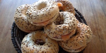 Fristende er det at snuppe en af disse bagels med laks og flødeost.