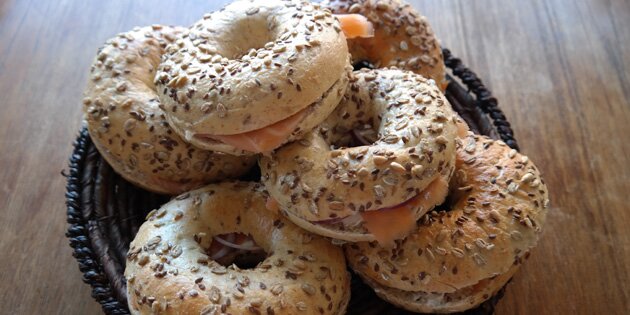 Fristende er det at snuppe en af disse bagels med laks og flødeost.