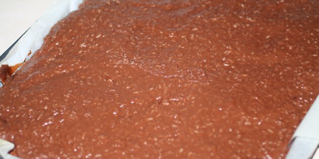 Glasuren er lige kommet på kagen i bradepanden.