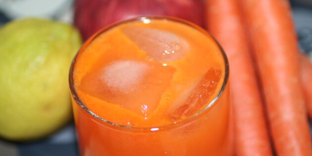 Frisk juice med gulerod, æble og citron.