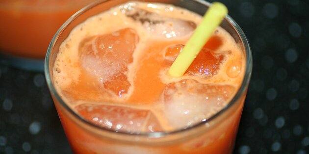 Ingefær passer rigtig godt ind i en gulerodsjuice.