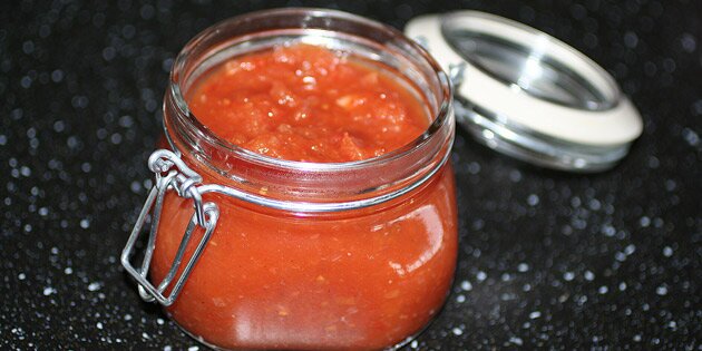 Et glas fyldt med hjemmelavet ketchup