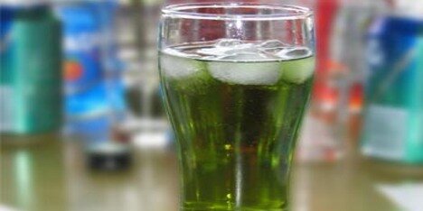 Bols blue giver en flot grøn farve i denne opskrift på drinks.