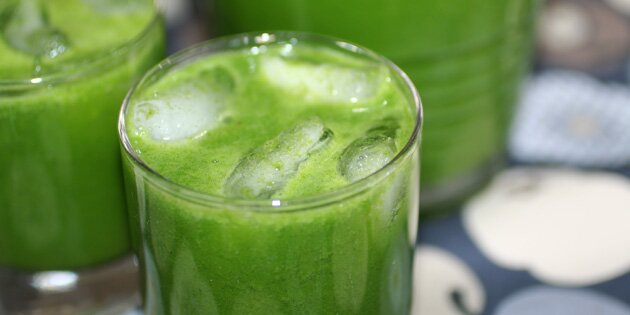 Grøn juice med persille.