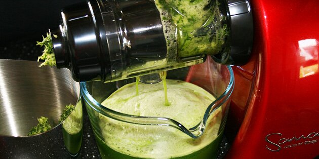 Køres igennem juicemaskinen.