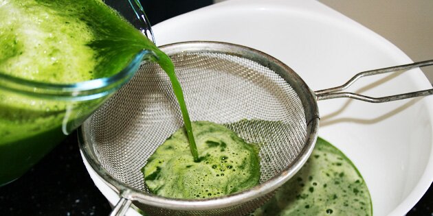 Juicen sies igennem en sigte.