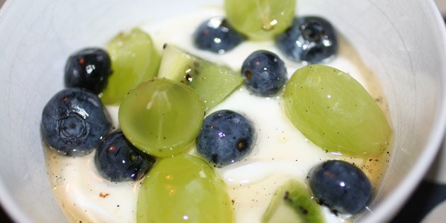 Her er vaniljesiruppen serveret på skyr med frisk frugt.