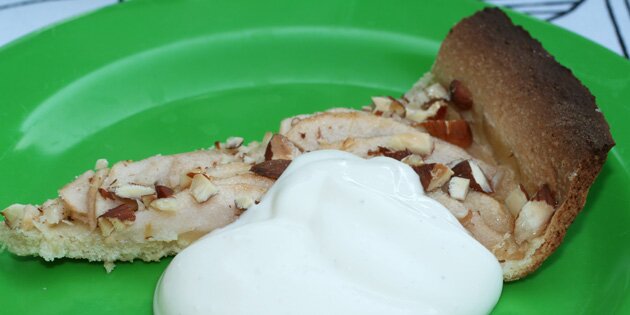 Her er æbletærten serveret med creme fraich rørt med vaniljesukker.