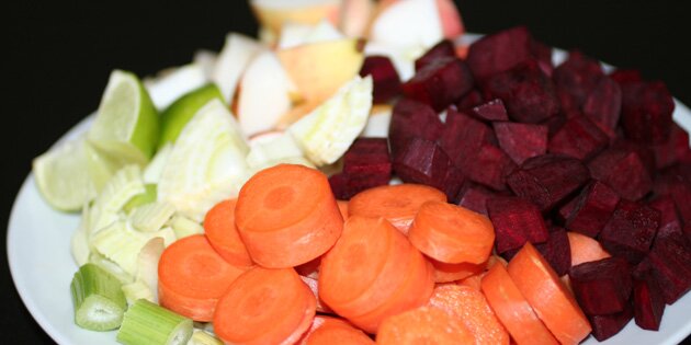 Ingredienserne inden de puttes i juicepresseren.