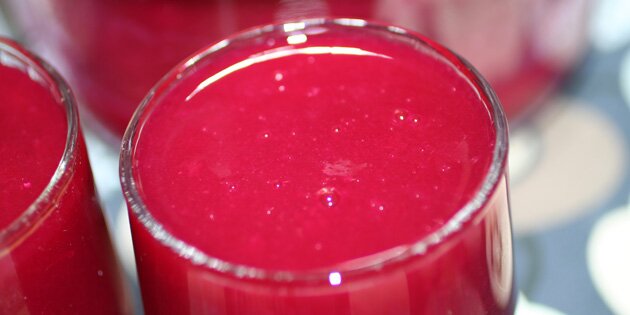 Flot, rød juice med en cremet konsistens.