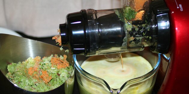 Ingredienserne presser på juicemaskinen.