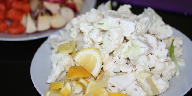 Blomkålen og de øvrige ingredienser er klar til at blive presset.