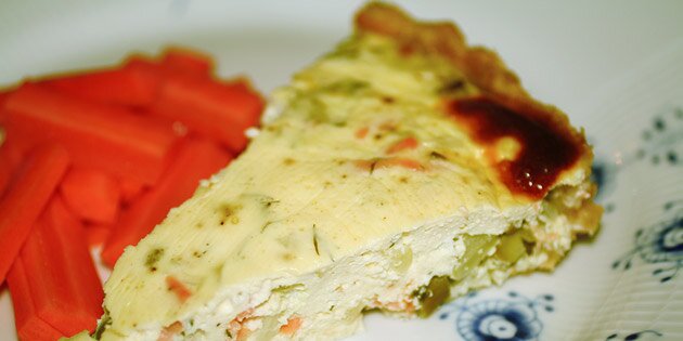 Her er tærten serveret med gulerodsstænger.