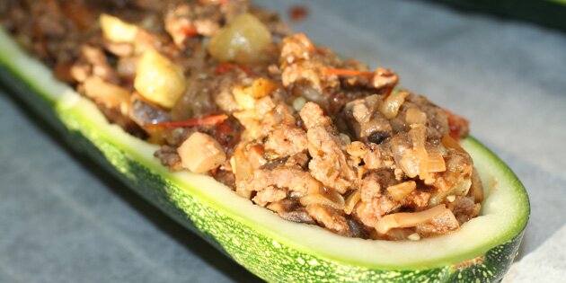 De udhulede squash fyldes.