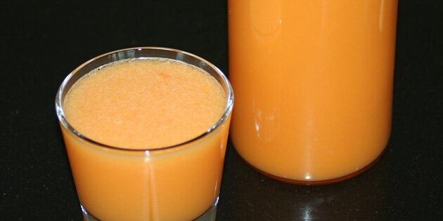 Den friskpressede morgenjuice har en flot orange farve.