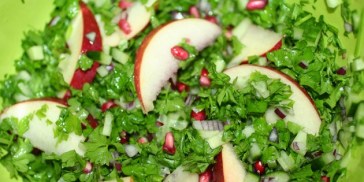 Flot salat med grøn persille og røde granatæblekerner.