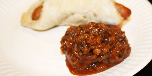 Her er ketchuppen serveret til pølsehorn.