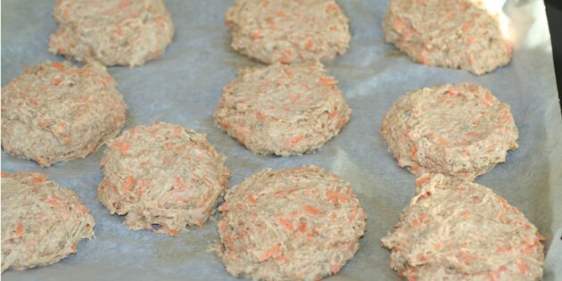 Dejen er formet til boller, som trykkes lidt flade.