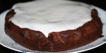 Her er den svampede chokoladekage pyntet med hvid glasur.