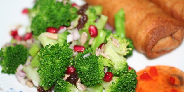 Her er broccolisalat serveret til færdigkøbte ovnruller - nem og forholdsvis sund aftensmad.