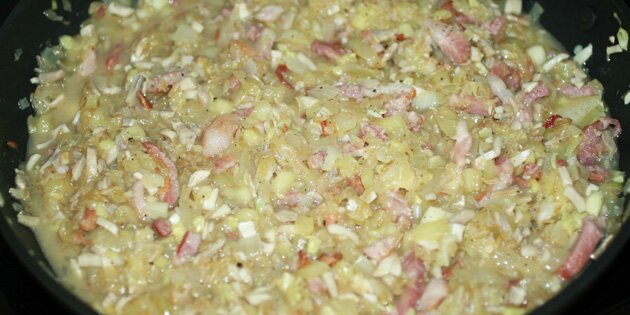 Fyldet steges på panden.