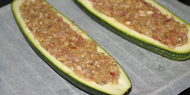 Fyldet kommes i squashen.