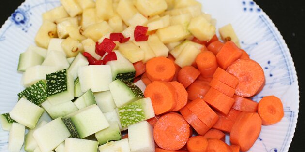 Gulerødder, squash, ananas og chili er klar til at blive presset.