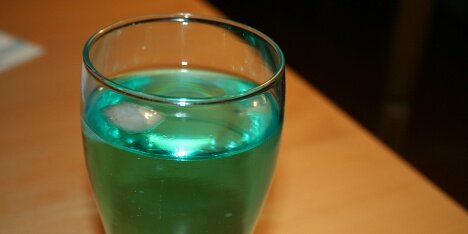 Denne drink er nem at lave, og har en flot farve.