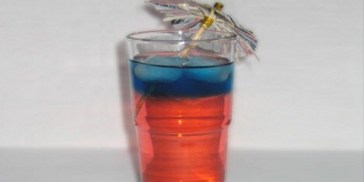 Denne drink skal være blå i toppen og rød i bunden.