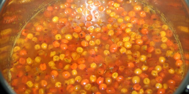 Havtornbærrene koges med vand og sukker.