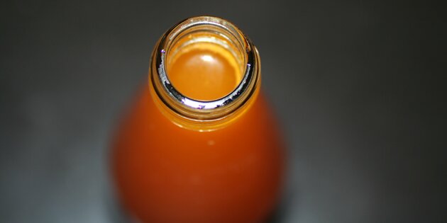 Saften hældes på flaske.