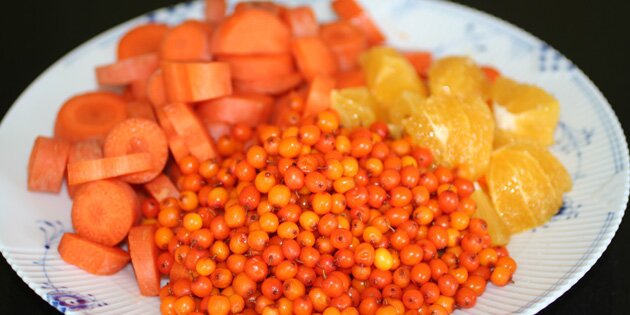 Havtorn, gulerødder og appelsiner er klar til at blive presset.