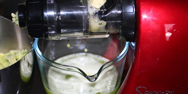 Juicen presses - her sker det på en slowjuicer.