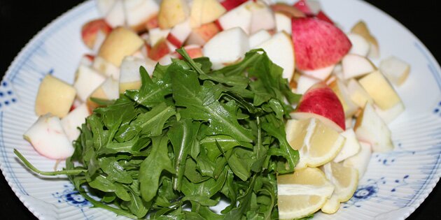 Rucola. æble og citron er gjort klar.